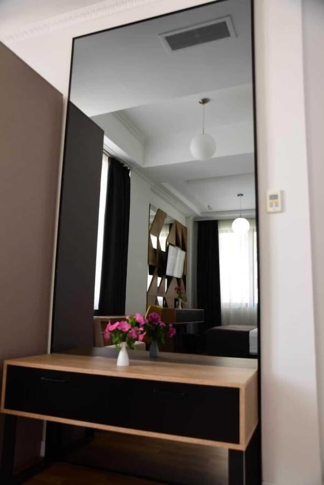 Hotel Comfort Tiranë Luaran gambar