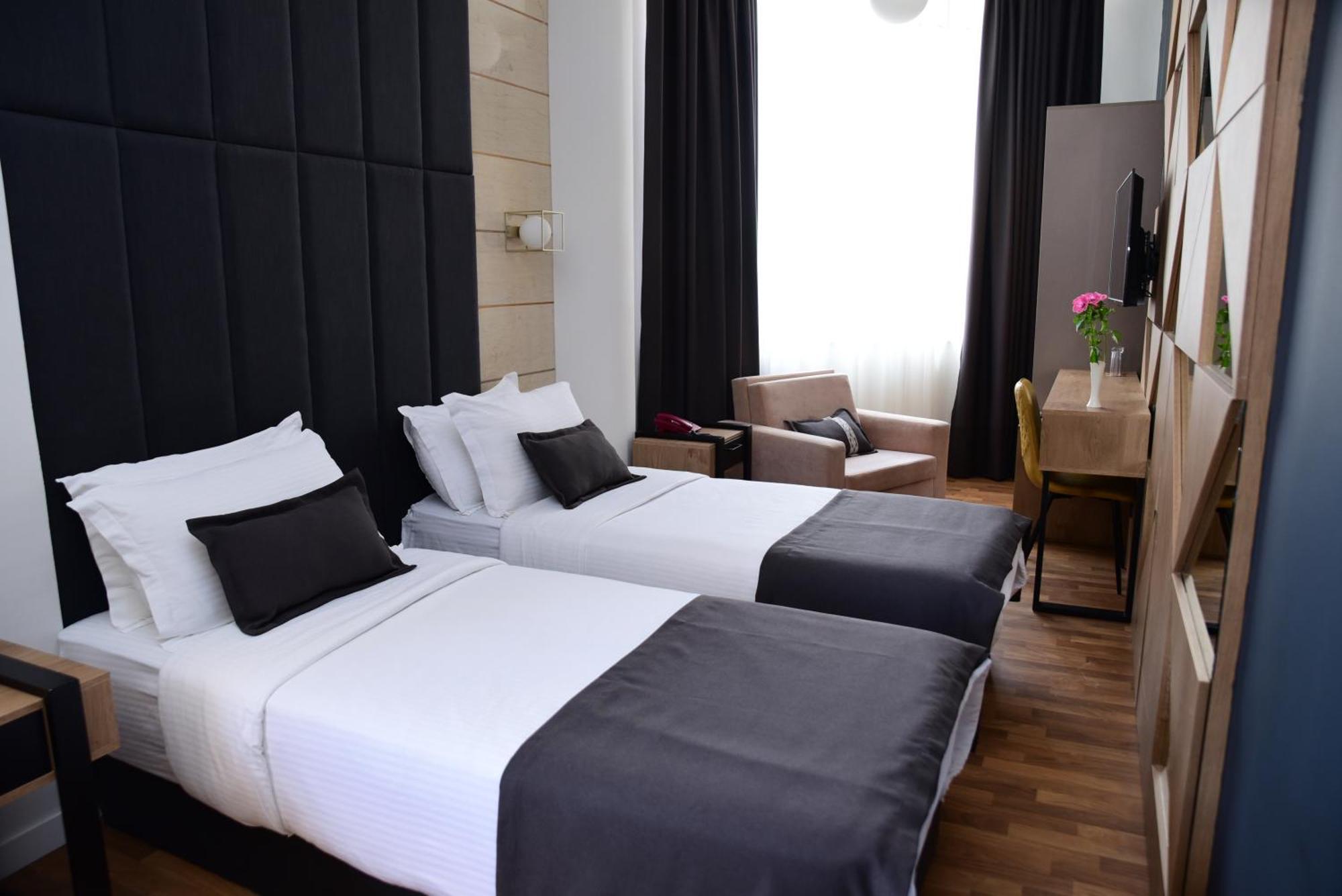 Hotel Comfort Tiranë Bilik gambar